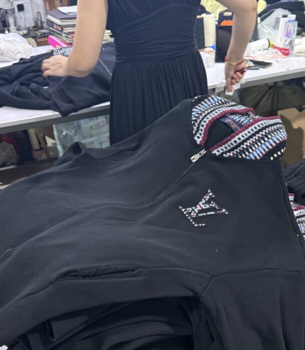 루이비통 멀티 컬러 LV 지퍼 니트 가디건 자켓 블랙 레플리카 미러급 SA급 S급 고퀄리티 하이엔드 최상급 의류 [남성여성공용] 5