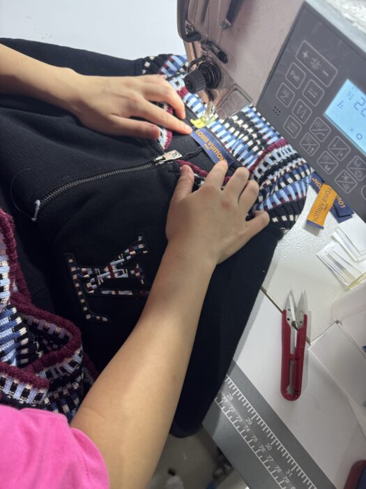 루이비통 멀티 컬러 LV 지퍼 니트 가디건 자켓 블랙 레플리카 미러급 SA급 S급 고퀄리티 하이엔드 최상급 의류 [남성여성공용] 6