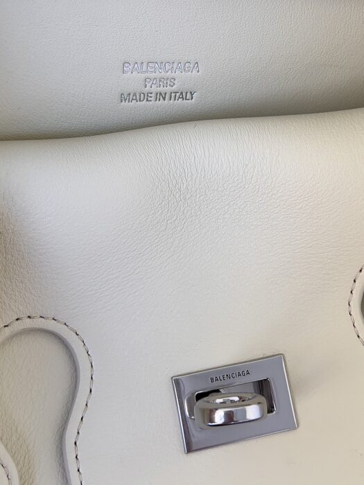 발렌시아가 벨 에어 스몰 클러치백 온 스트랩  (5 color) 레플리카 미러급 SA급 S급 고퀄리티 최상급 하이엔드 크로스백 가방 [여성] 41