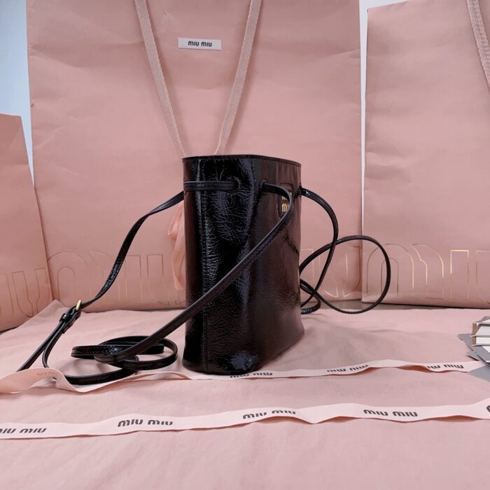 미우미우 나플락 페이턴트 레더 파우치 블랙 5NF460  크로스백 레플리카 미러급 SA급 S급 고퀄리티 최상급 하이엔드 가방 [여성] 6