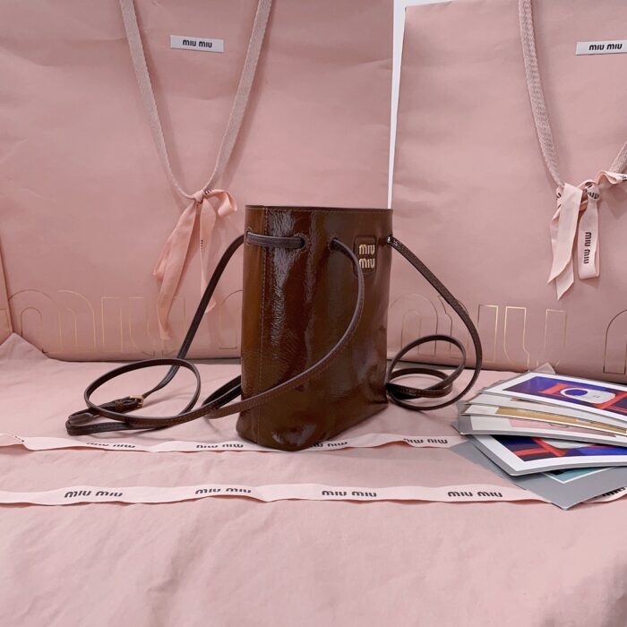 미우미우 나플락 페이턴트 레더 파우치 팔리샌더 5NF460 크로스백 레플리카 미러급 SA급 S급 고퀄리티 최상급 하이엔드 가방 [여성] 5