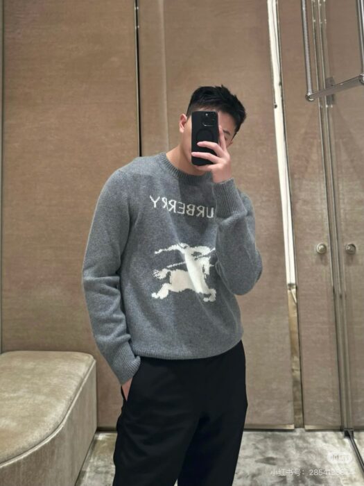버버리 캐시미어 승마 자카드 긴팔 라운드 니트 그레이 레플리카 미러급 SA급 S급 고퀄리티 하이엔드 최상급 의류 [남성여성공용] 2