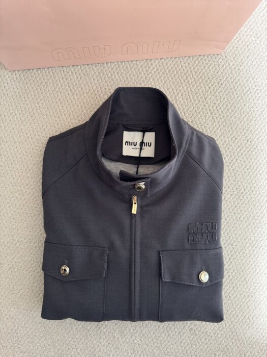 미우미우 로고 자수 골지 니트 재킷 레플리카 미러급 SA급 S급 고퀄리티 하이엔드 최상급 의류 [여성] 16