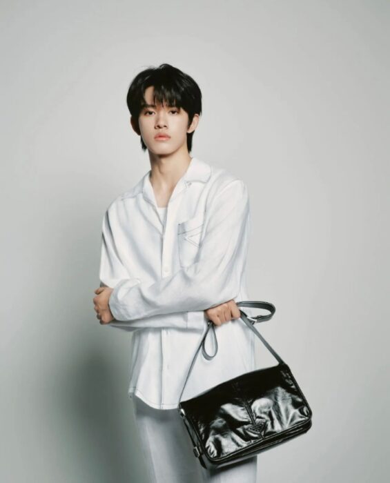 프라다 캐쥬얼 삼각 로고 검정 박음질 긴팔 셔츠 화이트 레플리카 미러급 SA급 S급 고퀄리티 하이엔드 최상급 의류 [남성]