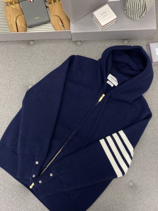 톰브라운 지퍼 후드 자켓 레플리카 미러급 SA급 S급 고퀄리티 하이엔드 최상급 의류 [남성여성공용] 37