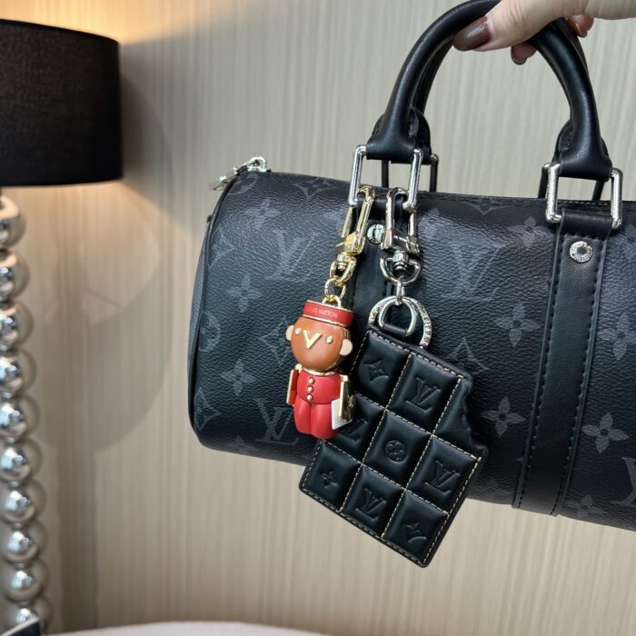 루이비통 웨이터 키링 백 참 레드 M1990 레플리카 미러급 SA급 S급 고퀄리티 최상급 하이엔드 악세사리 [남성여성공용] 12