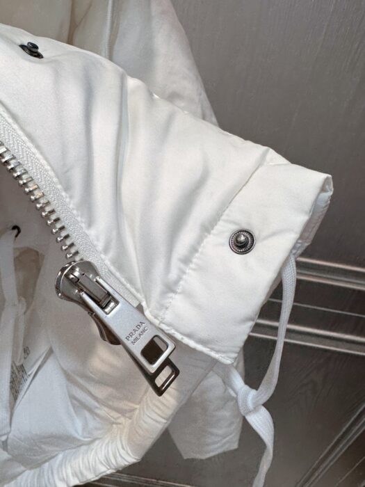 프라다 화이트 후드 다운 자켓 레플리카 미러급 SA급 S급 고퀄리티 하이엔드 최상급 의류 [여성] 9