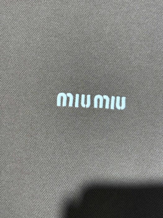 미우미우 흰색 모노그램 자수 폴로 카라티 브라운 레플리카 미러급 SA급 S급 고퀄리티 하이엔드 최상급 의류 [남성여성공용] 13