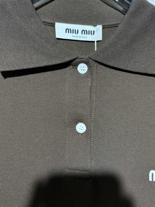 미우미우 흰색 모노그램 자수 폴로 카라티 브라운 레플리카 미러급 SA급 S급 고퀄리티 하이엔드 최상급 의류 [남성여성공용] 11