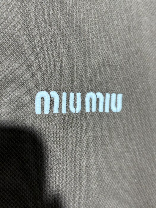 미우미우 흰색 모노그램 자수 폴로 카라티 브라운 레플리카 미러급 SA급 S급 고퀄리티 하이엔드 최상급 의류 [남성여성공용] 14
