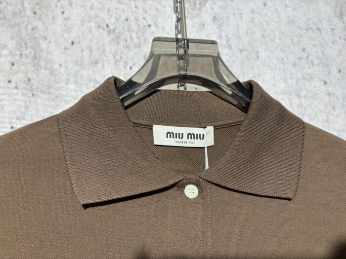 미우미우 흰색 모노그램 자수 폴로 카라티 브라운 레플리카 미러급 SA급 S급 고퀄리티 하이엔드 최상급 의류 [남성여성공용] 10