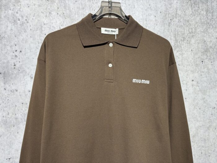 미우미우 흰색 모노그램 자수 폴로 카라티 브라운 레플리카 미러급 SA급 S급 고퀄리티 하이엔드 최상급 의류 [남성여성공용] 6