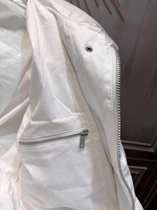 프라다 화이트 후드 다운 자켓 레플리카 미러급 SA급 S급 고퀄리티 하이엔드 최상급 의류 [여성] 6