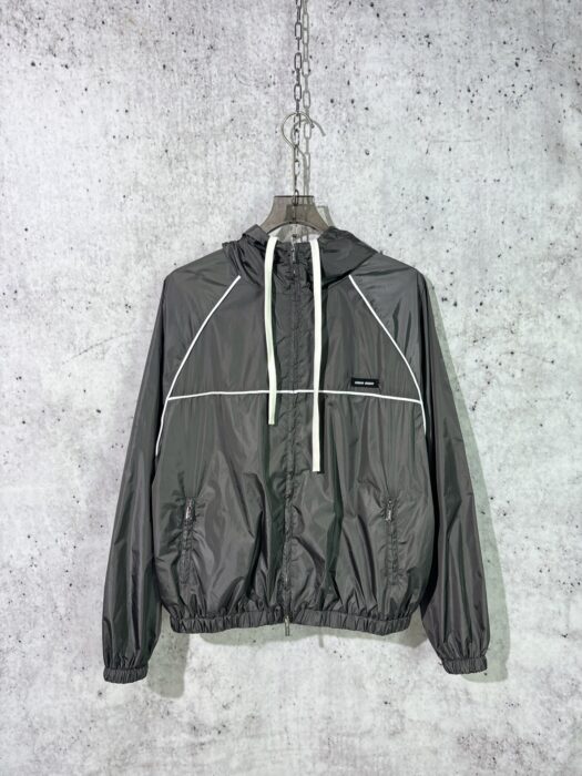 미우미우 모노그램 패치 바람막이 은회색 레플리카 미러급 SA급 S급 고퀄리티 하이엔드 최상급 의류 [남성여성공용] 3