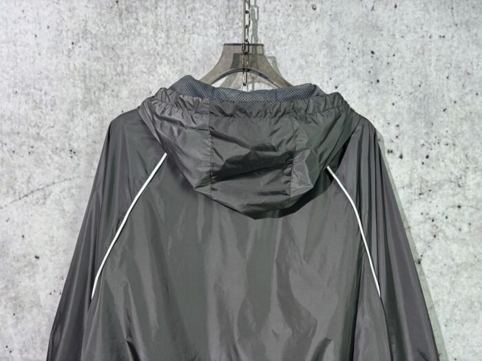 미우미우 모노그램 패치 바람막이 은회색 레플리카 미러급 SA급 S급 고퀄리티 하이엔드 최상급 의류 [남성여성공용] 6