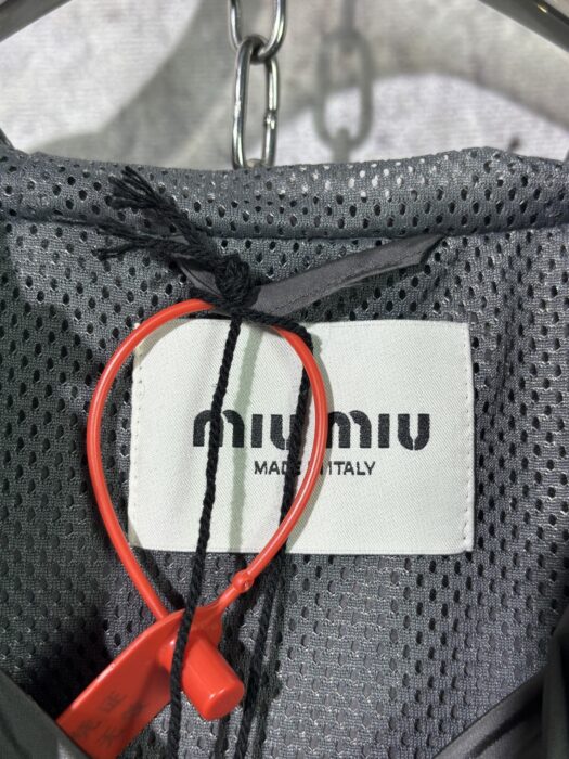 미우미우 모노그램 패치 바람막이 은회색 레플리카 미러급 SA급 S급 고퀄리티 하이엔드 최상급 의류 [남성여성공용] 14