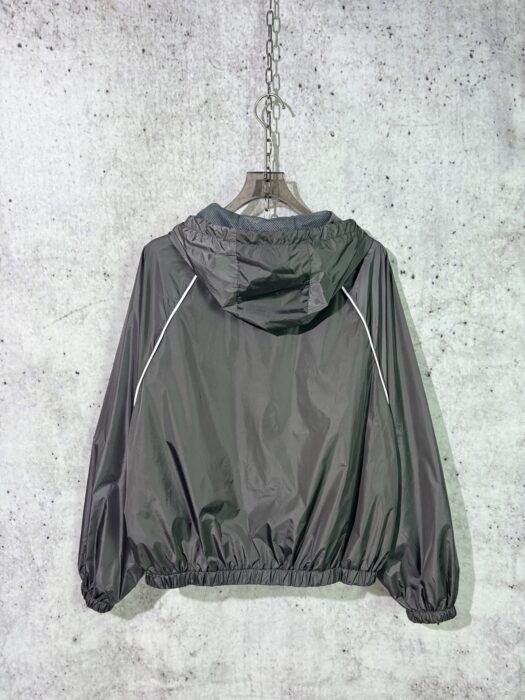 미우미우 모노그램 패치 바람막이 은회색 레플리카 미러급 SA급 S급 고퀄리티 하이엔드 최상급 의류 [남성여성공용] 4