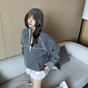 미우미우 모노그램 패치 바람막이 은회색 레플리카 미러급 SA급 S급 고퀄리티 하이엔드 최상급 의류 [남성여성공용]
