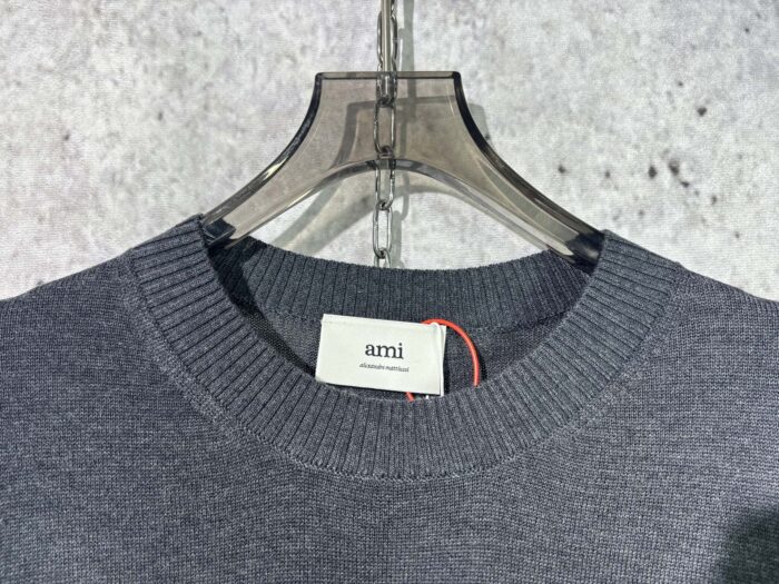 아미 레드 로고 자수 니트 다크 그레이 레플리카 미러급 SA급 S급 고퀄리티 하이엔드 최상급 의류 [남성여성공용] 9