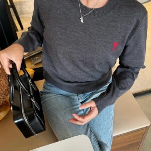 아미 레드 로고 자수 니트 다크 그레이 레플리카 미러급 SA급 S급 고퀄리티 하이엔드 최상급 의류 [남성여성공용]