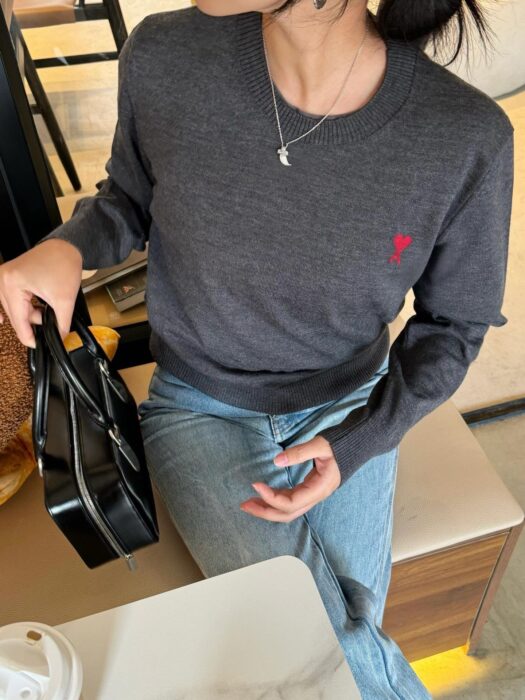 아미 레드 로고 자수 니트 다크 그레이 레플리카 미러급 SA급 S급 고퀄리티 하이엔드 최상급 의류 [남성여성공용]