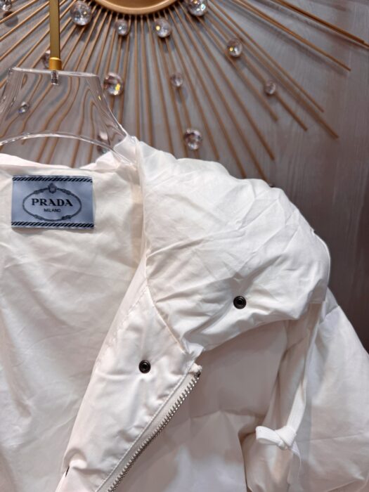 프라다 화이트 후드 다운 자켓 레플리카 미러급 SA급 S급 고퀄리티 하이엔드 최상급 의류 [여성] 8