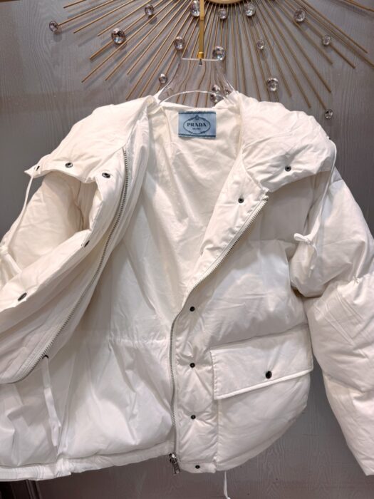 프라다 화이트 후드 다운 자켓 레플리카 미러급 SA급 S급 고퀄리티 하이엔드 최상급 의류 [여성] 4
