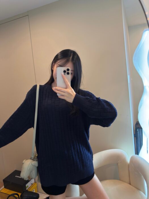 프라다 뒷면 삼각로고 순색 자카드 니트 네이비 레플리카 미러급 SA급 S급 고퀄리티 하이엔드 최상급 의류 [남성여성공용]