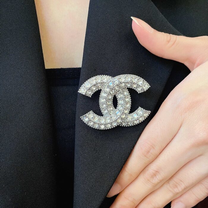 샤넬 풀큐빅 CC로고 브로치 실버 레플리카 미러급 SA급 S급 고퀄리티 최상급 하이엔드 악세사리 [여성]