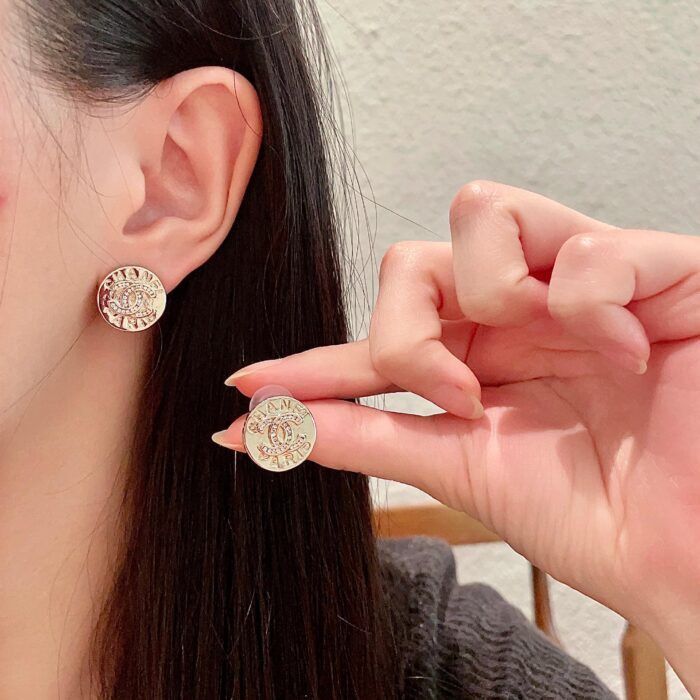 샤넬 빈티지 모노그램 각인 동그라미 귀걸이 실버 레플리카 미러급 SA급 S급 고퀄리티 최상급 하이엔드 악세사리 [여성]