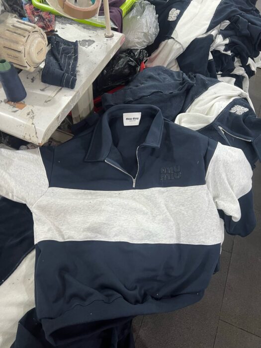 미우미우 반지퍼 칼라 넥 배색 맨투맨 네이비 레플리카 미러급 SA급 S급 고퀄리티 하이엔드 최상급 의류 [남성여성공용] 3