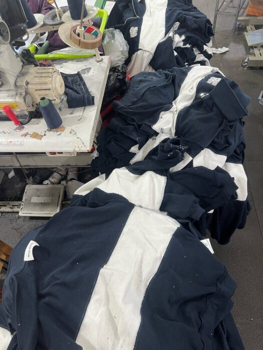 미우미우 반지퍼 칼라 넥 배색 맨투맨 네이비 레플리카 미러급 SA급 S급 고퀄리티 하이엔드 최상급 의류 [남성여성공용] 4