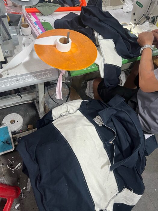 미우미우 반지퍼 칼라 넥 배색 맨투맨 네이비 레플리카 미러급 SA급 S급 고퀄리티 하이엔드 최상급 의류 [남성여성공용] 5