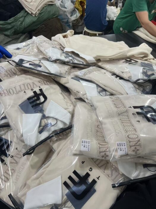 미우미우 반지퍼 이음 칼라 넥 맨투맨 화이트 레플리카 미러급 SA급 S급 고퀄리티 하이엔드 최상급 의류 [남성여성공용] 4