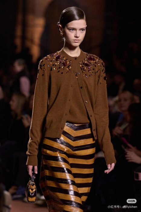 펜디 러스트 캐시미어 울 가디건 레플리카 미러급 SA급 S급 고퀄리티 하이엔드 최상급 의류 [여성] 2