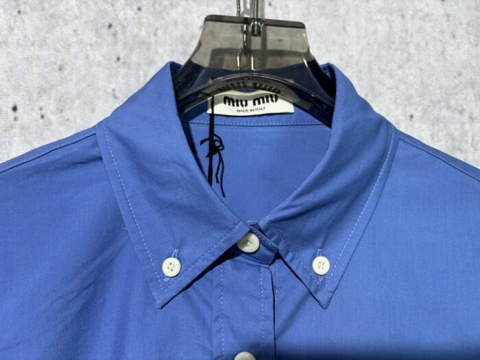 미우미우 뒷면 단추 디자인 단색 긴팔 셔츠 블루 레플리카 미러급 SA급 S급 고퀄리티 하이엔드 최상급 의류 [남성여성공용] 9