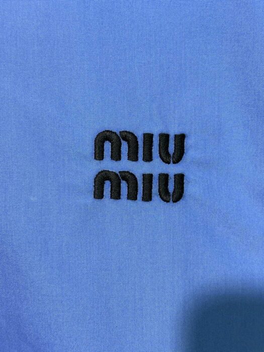 미우미우 뒷면 단추 디자인 단색 긴팔 셔츠 블루 레플리카 미러급 SA급 S급 고퀄리티 하이엔드 최상급 의류 [남성여성공용] 12