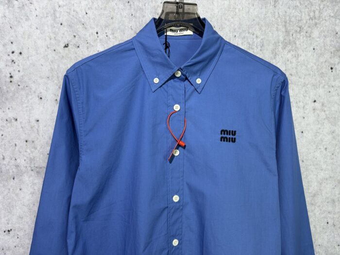 미우미우 뒷면 단추 디자인 단색 긴팔 셔츠 블루 레플리카 미러급 SA급 S급 고퀄리티 하이엔드 최상급 의류 [남성여성공용] 5