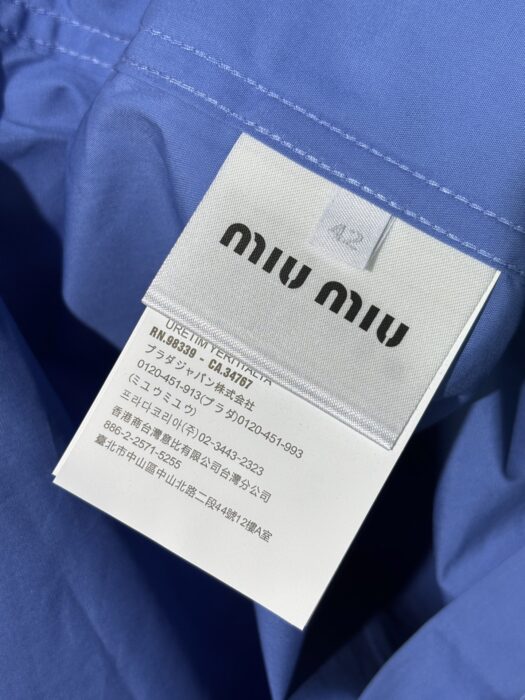 미우미우 뒷면 단추 디자인 단색 긴팔 셔츠 블루 레플리카 미러급 SA급 S급 고퀄리티 하이엔드 최상급 의류 [남성여성공용] 14