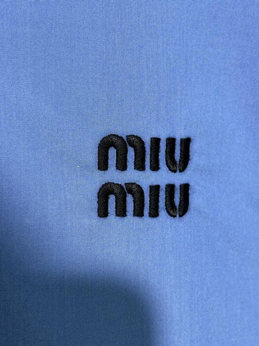 미우미우 뒷면 단추 디자인 단색 긴팔 셔츠 블루 레플리카 미러급 SA급 S급 고퀄리티 하이엔드 최상급 의류 [남성여성공용] 13