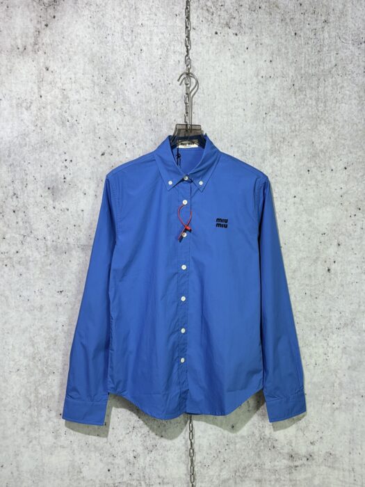 미우미우 뒷면 단추 디자인 단색 긴팔 셔츠 블루 레플리카 미러급 SA급 S급 고퀄리티 하이엔드 최상급 의류 [남성여성공용] 3