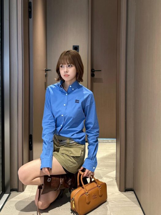 미우미우 뒷면 단추 디자인 단색 긴팔 셔츠 블루 레플리카 미러급 SA급 S급 고퀄리티 하이엔드 최상급 의류 [남성여성공용]