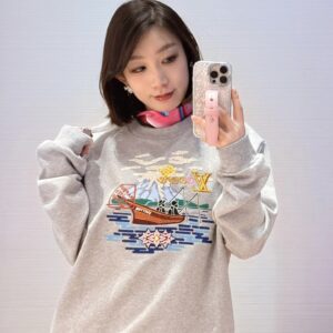 루이비통 니고 FW25 자수 맨투맨 그레이 레플리카 미러급 SA급 S급 고퀄리티 하이엔드 최상급 의류 [남성여성공용]