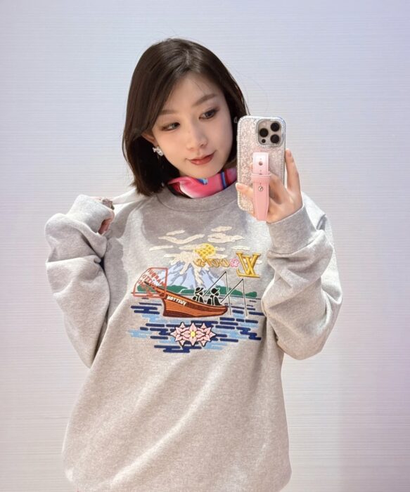 루이비통 니고 FW25 자수 맨투맨 그레이 레플리카 미러급 SA급 S급 고퀄리티 하이엔드 최상급 의류 [남성여성공용]