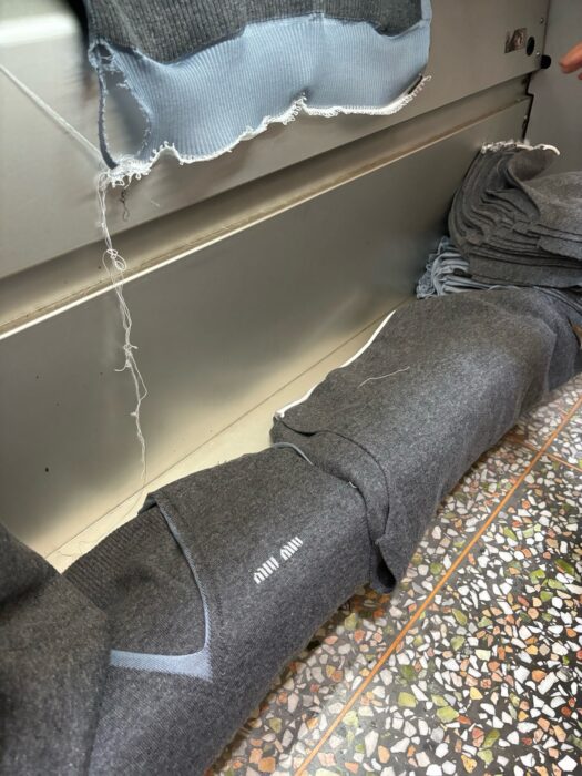 미우미우 캐시미어 페이크 레이어링 니트 카라티 폴로티 레플리카 미러급 SA급 S급 고퀄리티 하이엔드 최상급 의류 [남성여성공용] 24