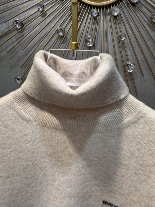 미우미우 캐시미어 터틀넥 스웨터 레플리카 미러급 SA급 S급 고퀄리티 하이엔드 최상급 의류 [여성] 4