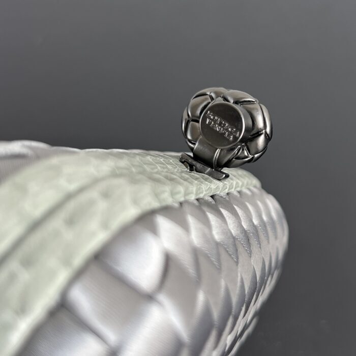 보테가베네타 놋 717622 라이트 그레이 실크 명주 8651 레플리카 미러급 SA급 S급 고퀄리티 최상급 하이엔드 파우치백 가방 [여성] 6