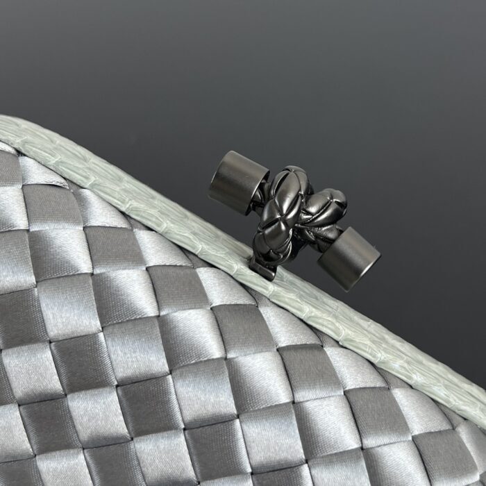 보테가베네타 놋 717622 라이트 그레이 실크 명주 8651 레플리카 미러급 SA급 S급 고퀄리티 최상급 하이엔드 파우치백 가방 [여성] 7