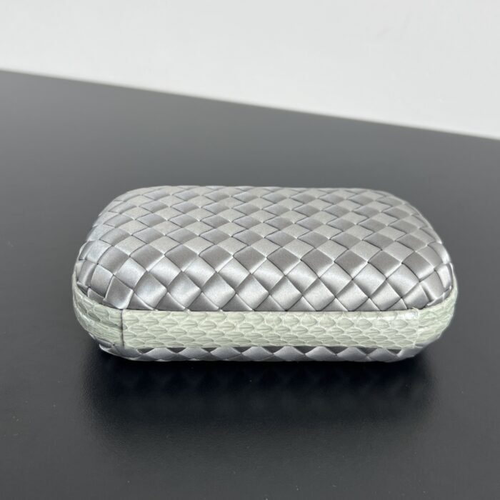 보테가베네타 놋 717622 라이트 그레이 실크 명주 8651 레플리카 미러급 SA급 S급 고퀄리티 최상급 하이엔드 파우치백 가방 [여성] 4