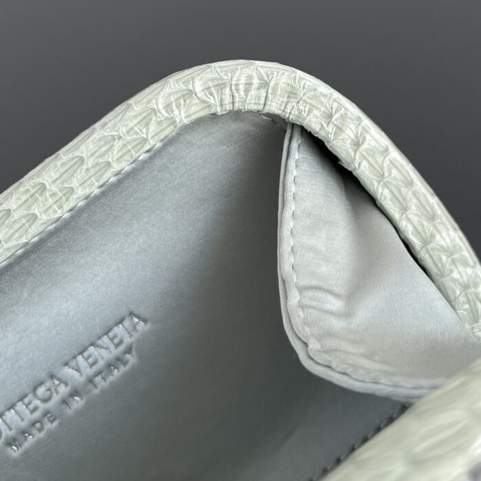 보테가베네타 놋 717622 라이트 그레이 실크 명주 8651 레플리카 미러급 SA급 S급 고퀄리티 최상급 하이엔드 파우치백 가방 [여성] 9